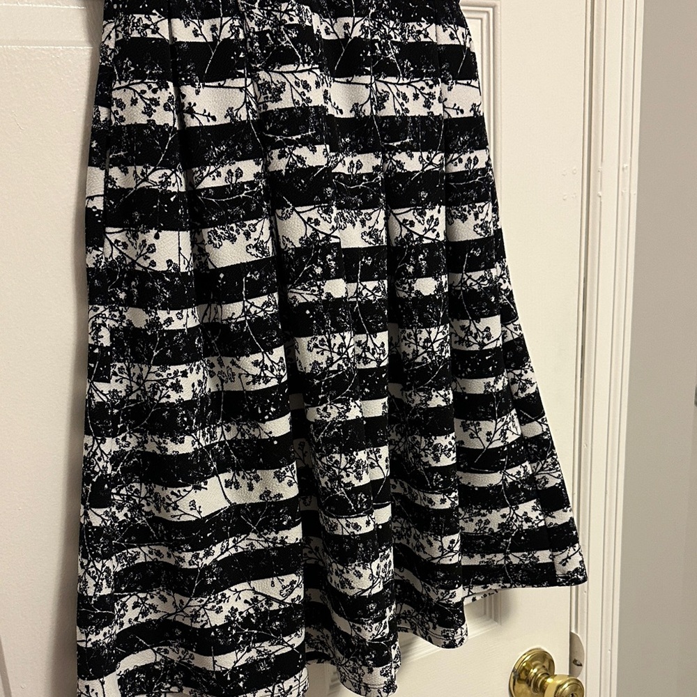 LuLaRoe Black & White Midi Dress – Short Sleeve, Stylish & Versatile - Picture 4 of 6